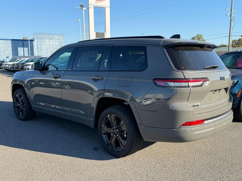 Jeep Grand Cherokee L Vehicle Full-screen Gallery Image 3