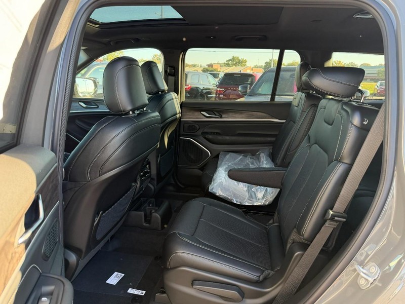 Jeep Grand Cherokee L Vehicle Full-screen Gallery Image 4
