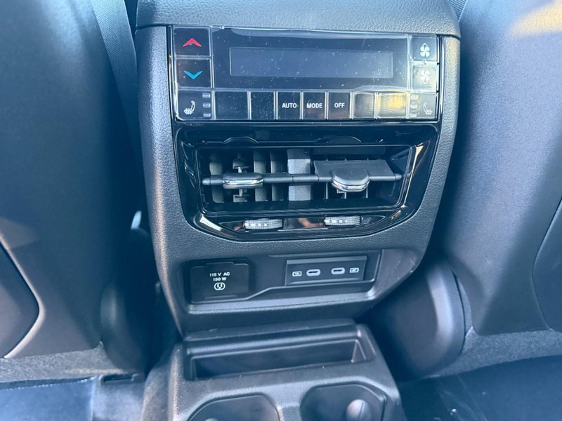 Jeep Grand Cherokee L Vehicle Full-screen Gallery Image 5