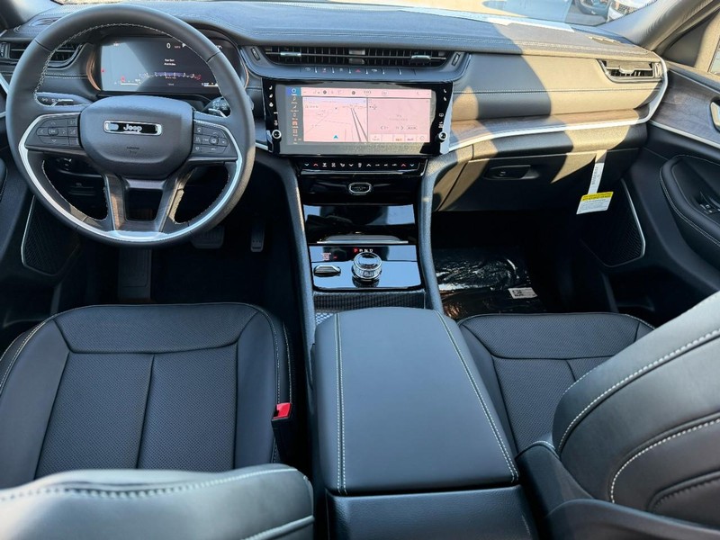 Jeep Grand Cherokee L Vehicle Full-screen Gallery Image 7