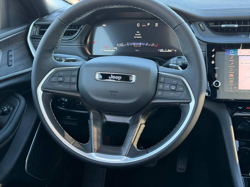 Jeep Grand Cherokee L Vehicle Full-screen Gallery Image 8