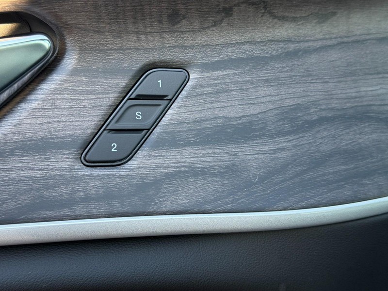 Jeep Grand Cherokee L Vehicle Full-screen Gallery Image 12