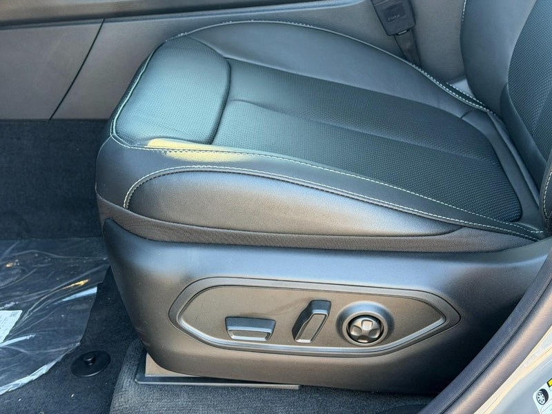 Jeep Grand Cherokee L Vehicle Full-screen Gallery Image 13