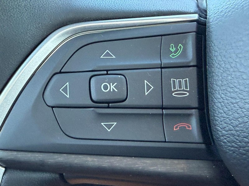 Jeep Grand Cherokee L Vehicle Full-screen Gallery Image 14