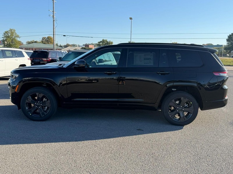 Jeep Grand Cherokee L Vehicle Full-screen Gallery Image 2