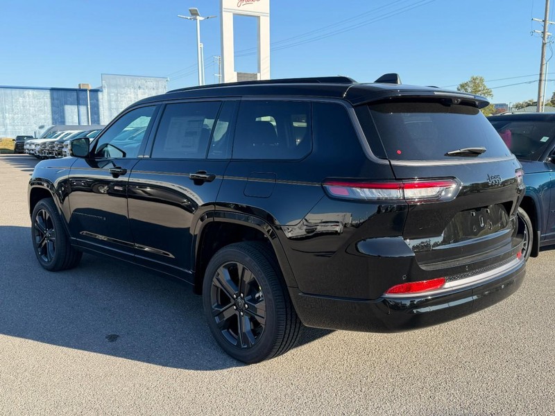Jeep Grand Cherokee L Vehicle Full-screen Gallery Image 3
