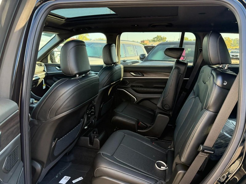 Jeep Grand Cherokee L Vehicle Full-screen Gallery Image 4