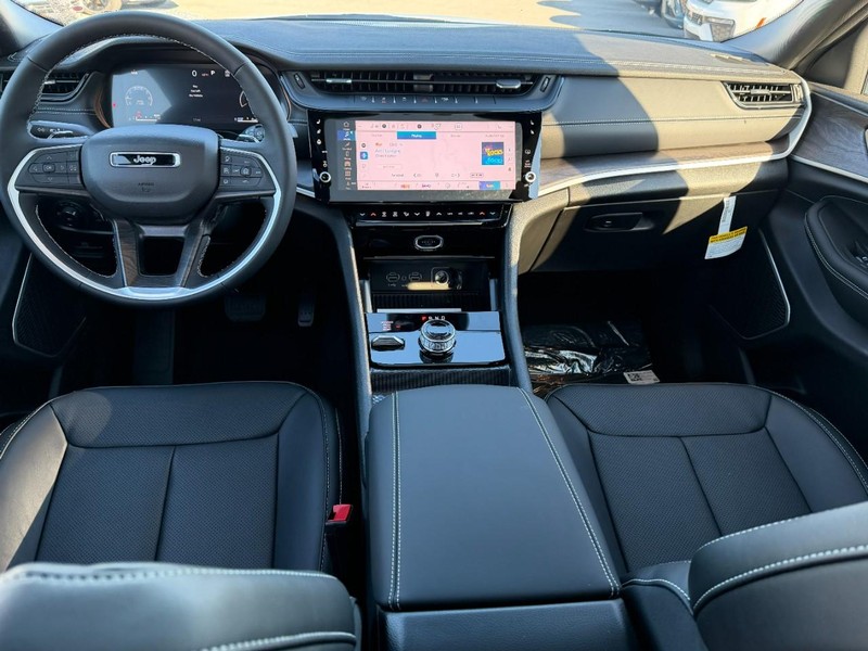 Jeep Grand Cherokee L Vehicle Full-screen Gallery Image 7