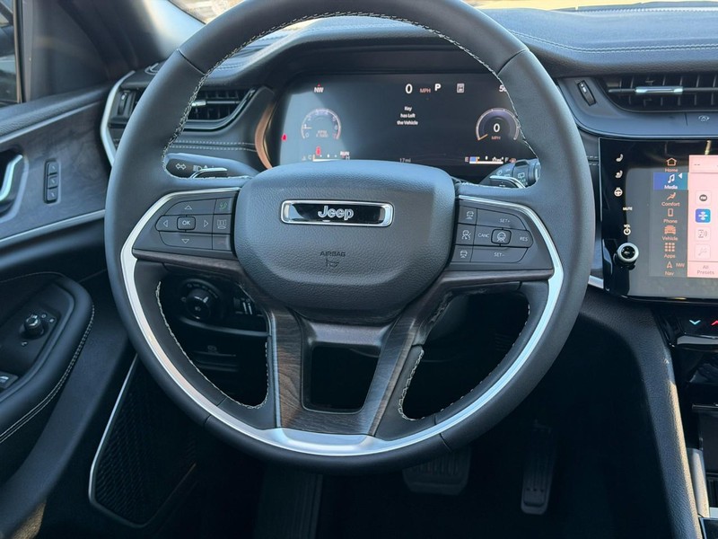 Jeep Grand Cherokee L Vehicle Full-screen Gallery Image 8