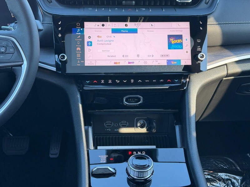 Jeep Grand Cherokee L Vehicle Full-screen Gallery Image 9