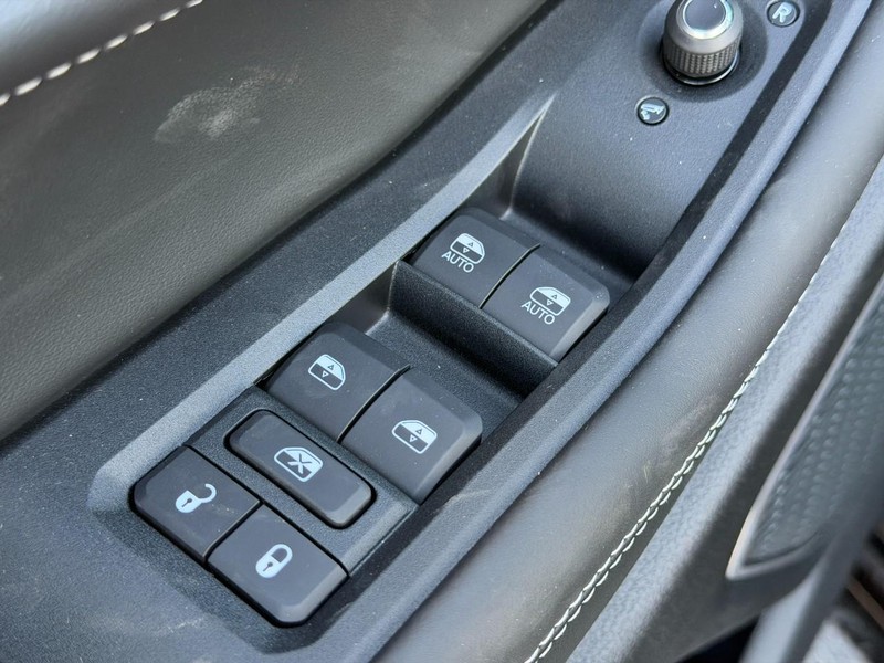 Jeep Grand Cherokee L Vehicle Full-screen Gallery Image 11