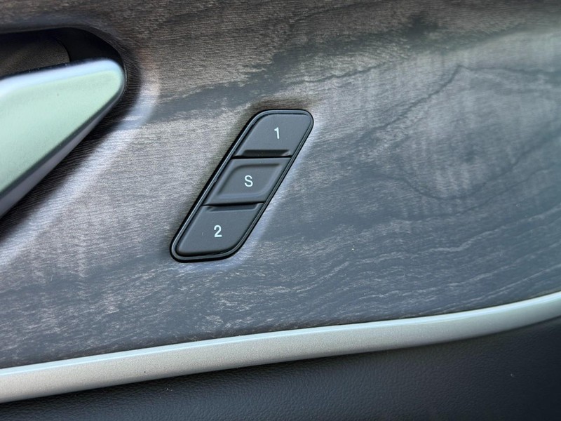 Jeep Grand Cherokee L Vehicle Full-screen Gallery Image 12