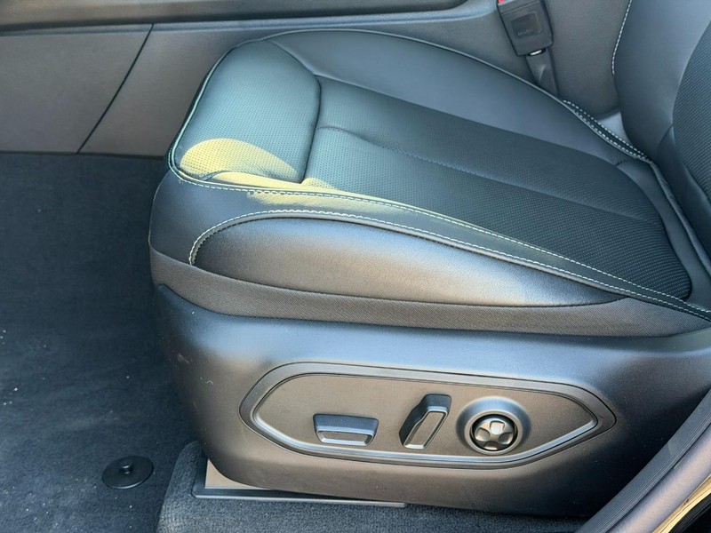 Jeep Grand Cherokee L Vehicle Full-screen Gallery Image 13
