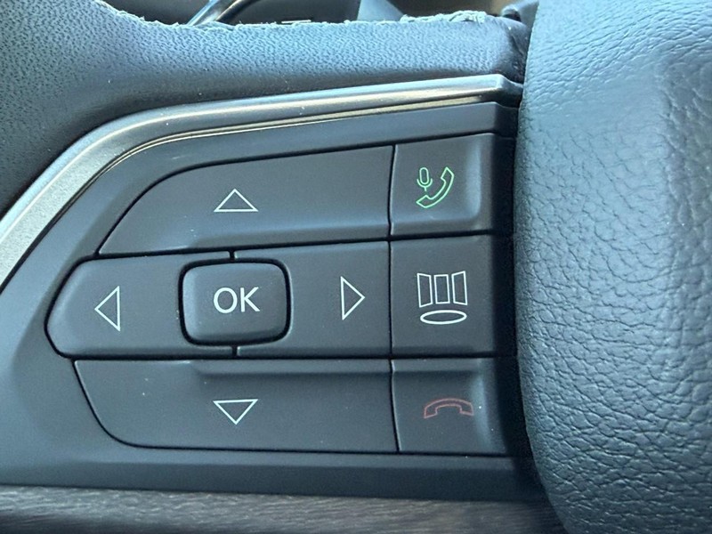 Jeep Grand Cherokee L Vehicle Full-screen Gallery Image 14
