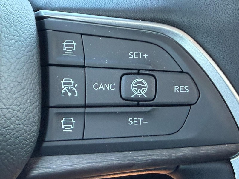 Jeep Grand Cherokee L Vehicle Full-screen Gallery Image 15