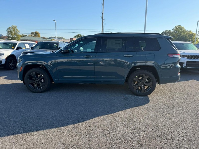 Jeep Grand Cherokee L Vehicle Full-screen Gallery Image 2