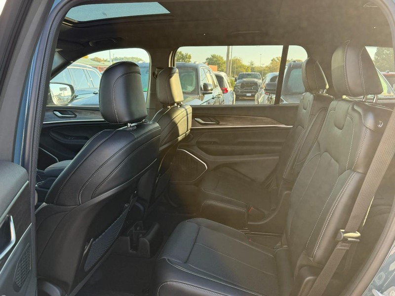 Jeep Grand Cherokee L Vehicle Full-screen Gallery Image 4
