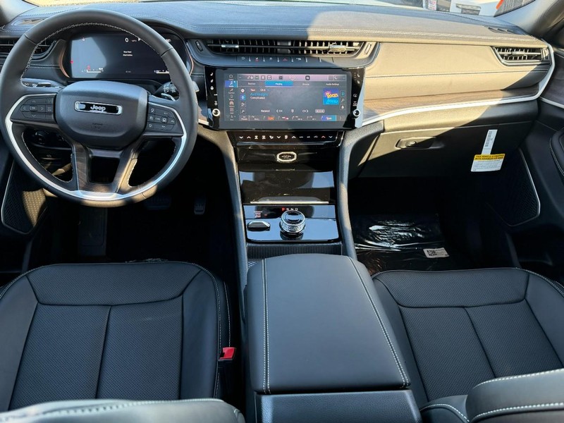 Jeep Grand Cherokee L Vehicle Full-screen Gallery Image 6