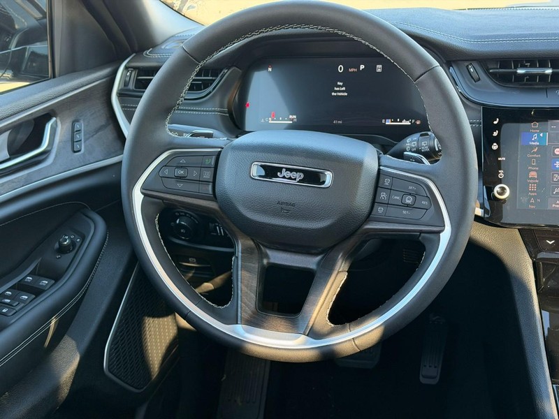 Jeep Grand Cherokee L Vehicle Full-screen Gallery Image 7