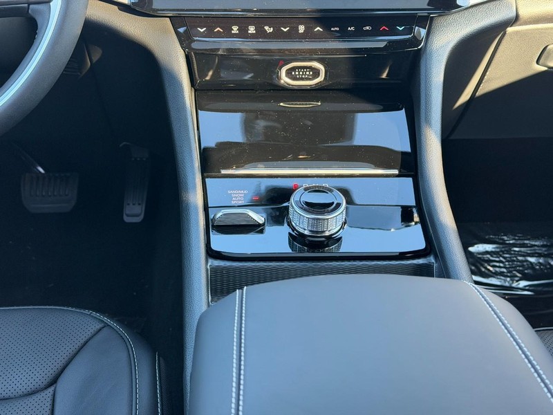 Jeep Grand Cherokee L Vehicle Full-screen Gallery Image 9