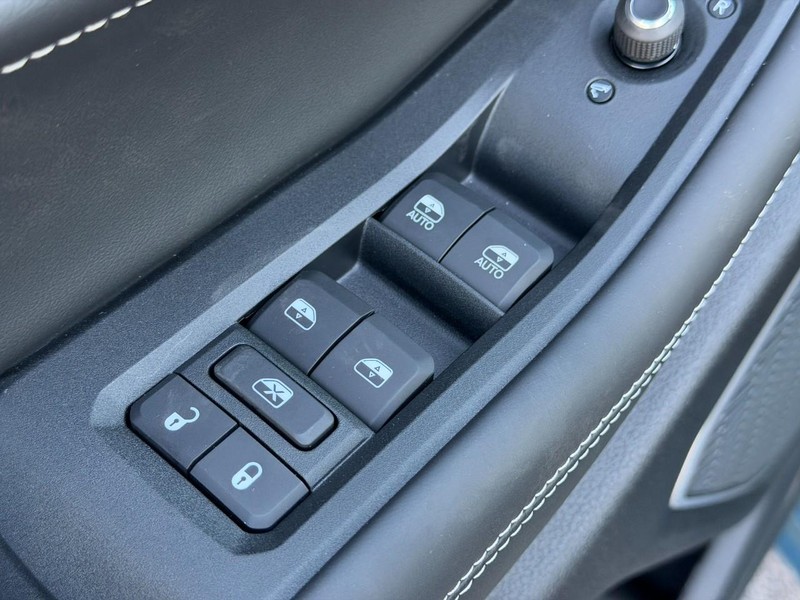 Jeep Grand Cherokee L Vehicle Full-screen Gallery Image 10