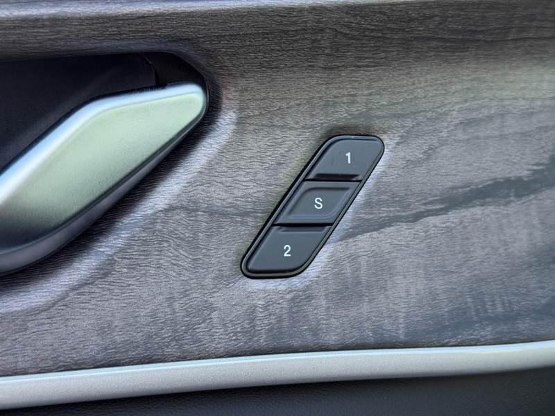 Jeep Grand Cherokee L Vehicle Full-screen Gallery Image 11