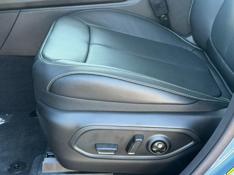 Jeep Grand Cherokee L Vehicle Full-screen Gallery Image 12
