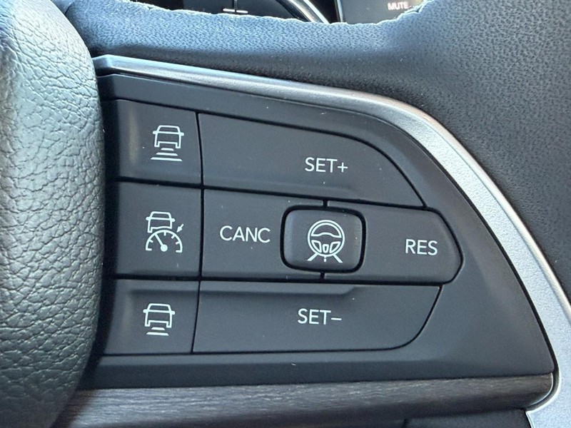 Jeep Grand Cherokee L Vehicle Full-screen Gallery Image 14