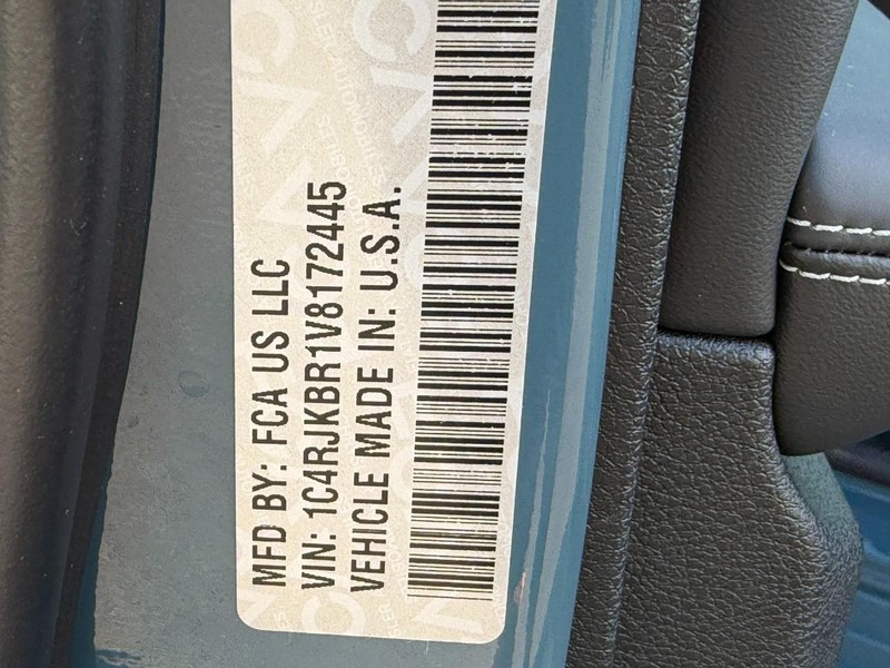 Jeep Grand Cherokee L Vehicle Full-screen Gallery Image 16