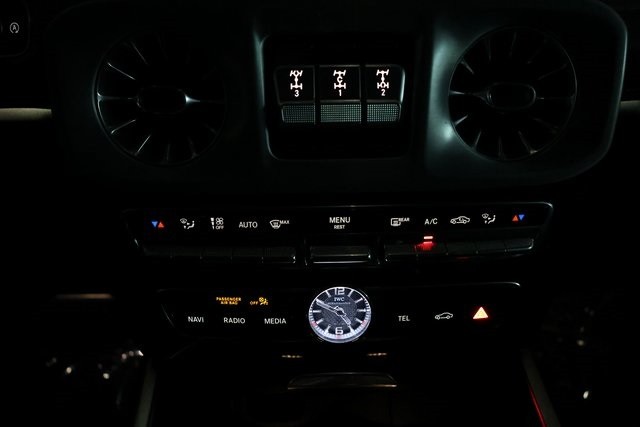 Mercedes-Benz G-Class Thumbnail Image 237