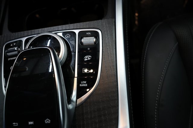 Mercedes-Benz G-Class Thumbnail Image 201