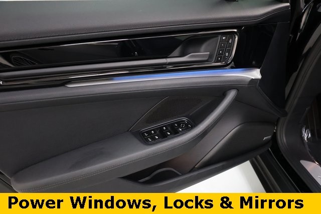 Porsche Panamera Thumbnail Image 143