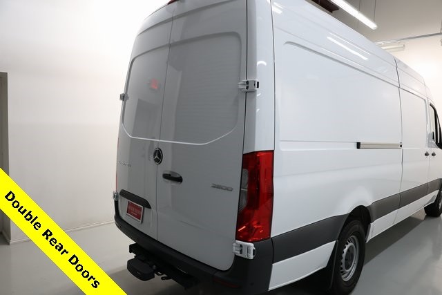 Mercedes-Benz Sprinter 2500 Thumbnail Image 122