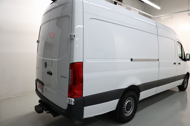 Mercedes-Benz Sprinter 2500 Thumbnail Image 160