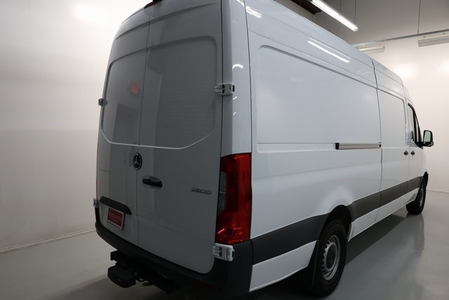 Mercedes-Benz Sprinter 2500 Thumbnail Image 161