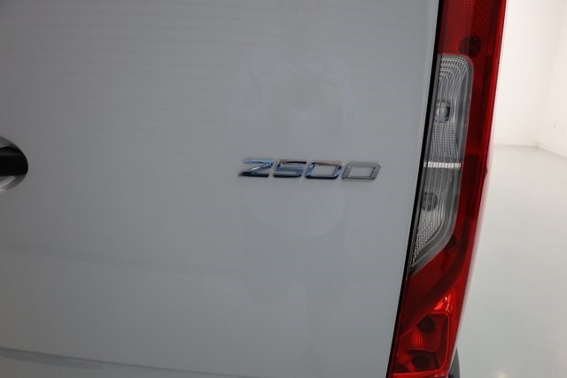 Mercedes-Benz Sprinter 2500 Thumbnail Image 164