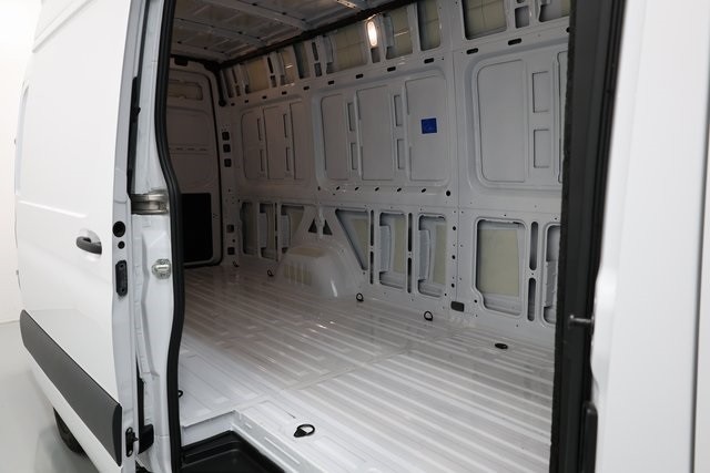 Mercedes-Benz Sprinter 2500 Thumbnail Image 167