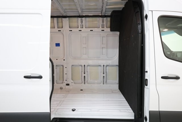 Mercedes-Benz Sprinter 2500 Thumbnail Image 172