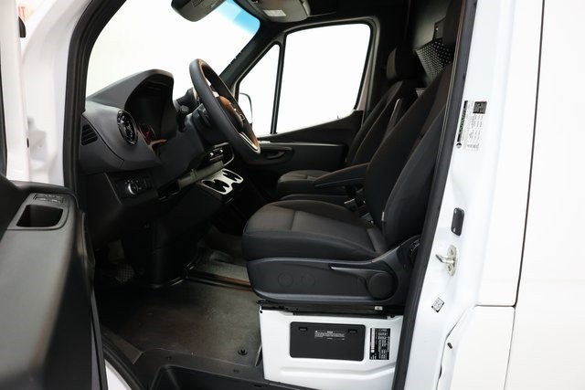 Mercedes-Benz Sprinter 2500 Thumbnail Image 177