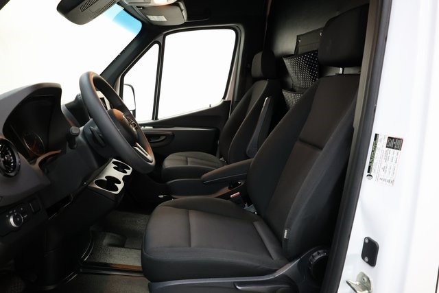 Mercedes-Benz Sprinter 2500 Thumbnail Image 178