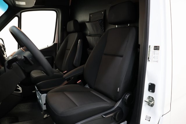 Mercedes-Benz Sprinter 2500 Thumbnail Image 179