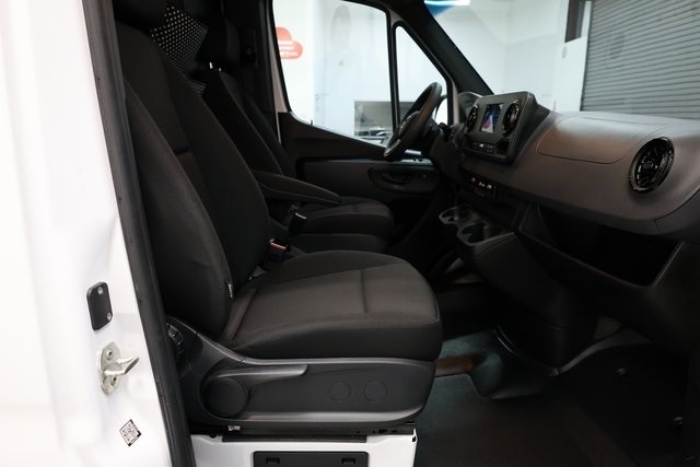 Mercedes-Benz Sprinter 2500 Thumbnail Image 181