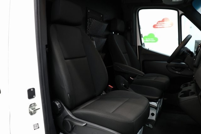 Mercedes-Benz Sprinter 2500 Thumbnail Image 182