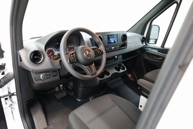 Mercedes-Benz Sprinter 2500 Thumbnail Image 187