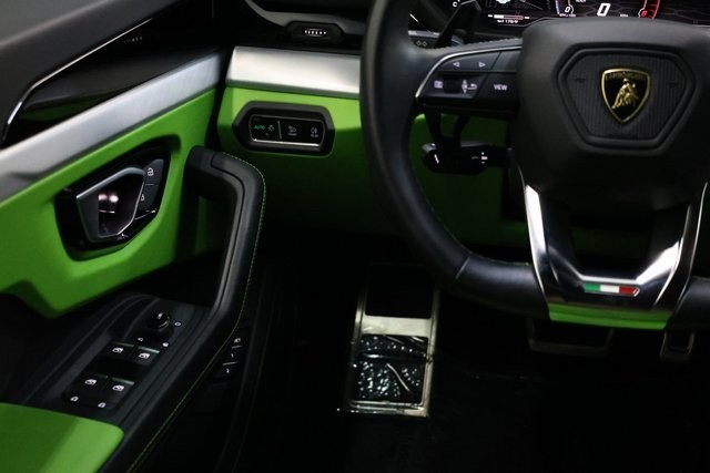 Lamborghini Urus Thumbnail Image 212