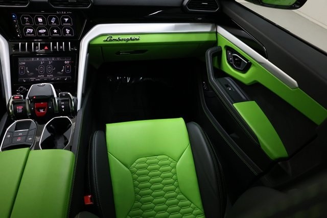 Lamborghini Urus Thumbnail Image 215
