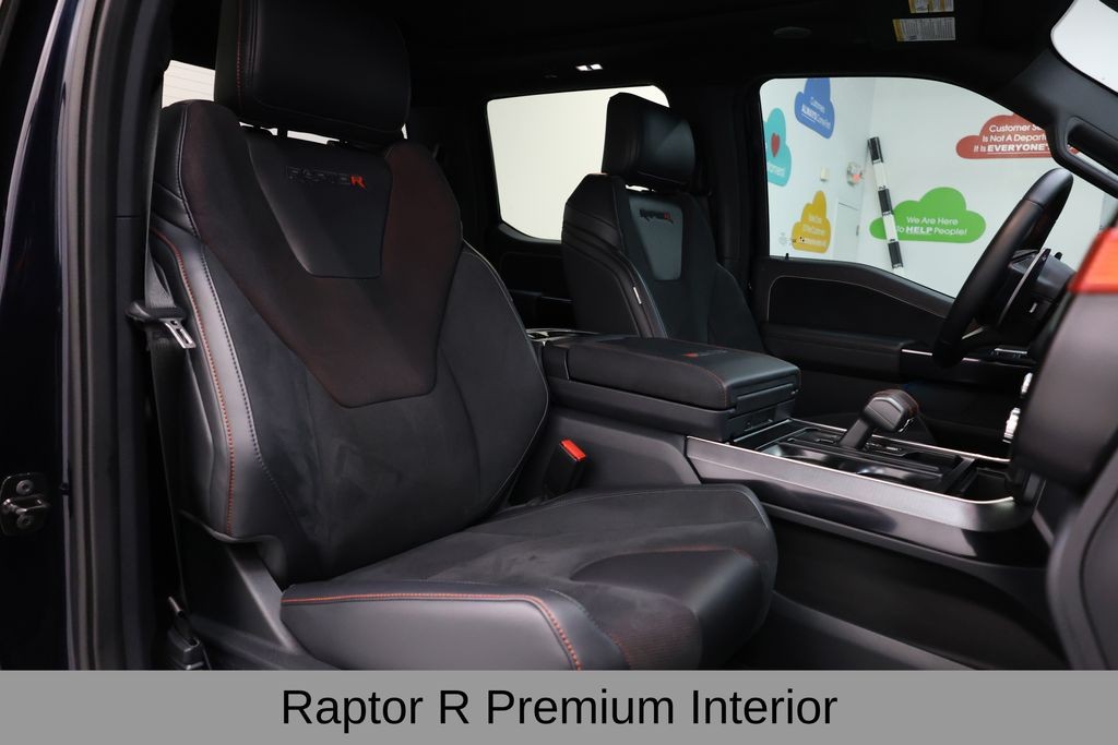 Ford F-150 Vehicle Full-screen Gallery Image 12