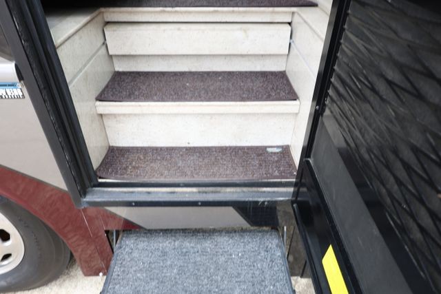 Fleetwood Discovery LXE Vehicle Full-screen Gallery Image 66