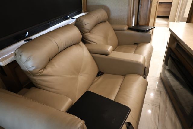 Fleetwood Discovery LXE Vehicle Full-screen Gallery Image 74