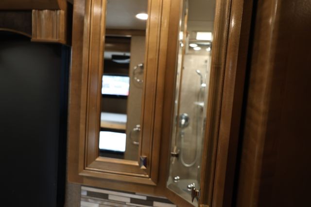 Fleetwood Discovery LXE Vehicle Full-screen Gallery Image 78